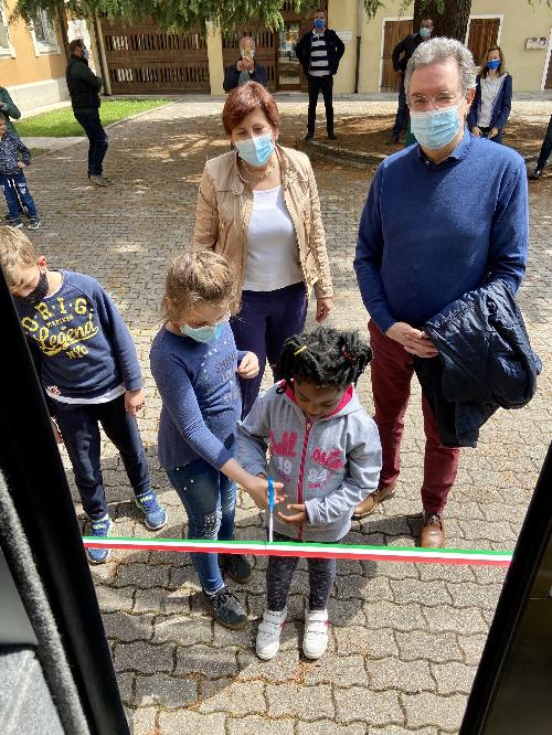 Il simbolico "tagio del nastro" dello scuolabus alla presenza dell'assessore regionale alla Mobilità Graziano Pizzimenti e degli studenti della scuola elementare di Bertiolo