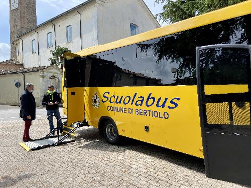 L'assessore alla Mobilità Graziano Pizzimenti visiona il mezzo acquistato dal Comune di Bertiolo con i fondi messi a disposizione dalla Regione