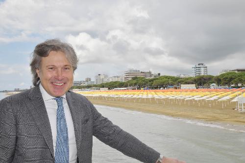 L'assessore regionale alle Attività produttive e Turismo Sergio Emidio Bini alla Terrazza a Mare di Lignano Sabbiadoro da cui ha lanciato il messaggio di accoglienza a turisti e frequentatori delle spiagge del Friuli Venezia Giulia