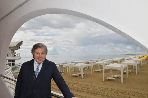 L'assessore regionale alle Attività produttive e Turismo Sergio Emidio Bini alla Terrazza a Mare di Lignano Sabbiadoro da cui ha lanciato il messaggio di accoglienza a turisti e frequentatori delle spiagge del Friuli Venezia Giulia