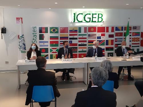 Il governatore del Friuli Venezia Giulia Massimiliano Fedriga alla presentazione dei nuovi laboratori Icgeb di Trieste per i farmaci bisimilari. Da sinistra: Natasa Skoko, capogruppo Biotechnology Development Unit; Fedriga; il direttore dell'Icgeb Lawrence Banks; Fabrizio Nicoletti, direttore centrale per l'innovazione e la ricerca del Ministero degli Affari esteri