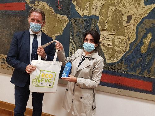 L'assessore alla Difesa dell'ambiente con Francesca Borza di Marevivo Fvg