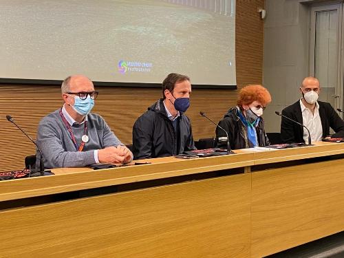 Il governatore del Friuli Venezia Giulia, Massimiliano Fedriga, assieme al vicegovernatore con delega alla Salute, Riccardo Riccardi, e all'assessore alla Cultura, Tiziana Gibelli, durante la presentazione di 'Va in scena il vaccino'.