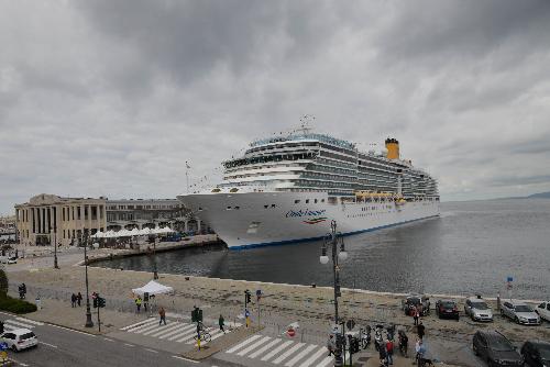 Costa Luminosa ormeggiata alla stazione marittima di Trieste