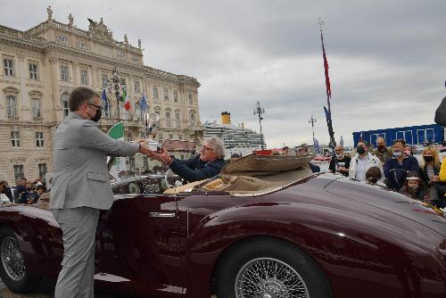 L'assessore regionale alle Autonomie locali Pierapolo Roberti premia l'Alfa Romeo 6C 2500 Sport cabrio del 1945 - Trieste 16 maggio 2021