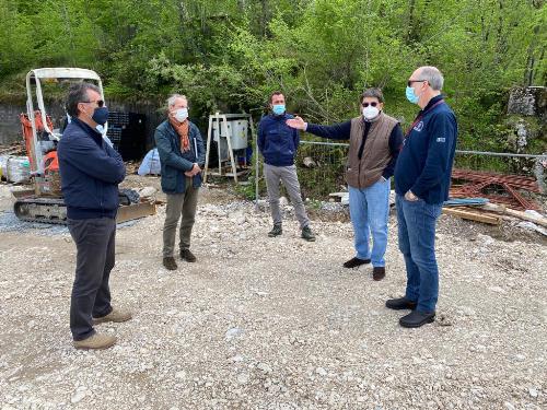 Il vicegovernatore del Friuli Venezia Giulia con delega alla Protezione civile, Riccardo Riccardi,durante un sopralluogo sul cantiere della nuova viabilità del lago di Barcis.