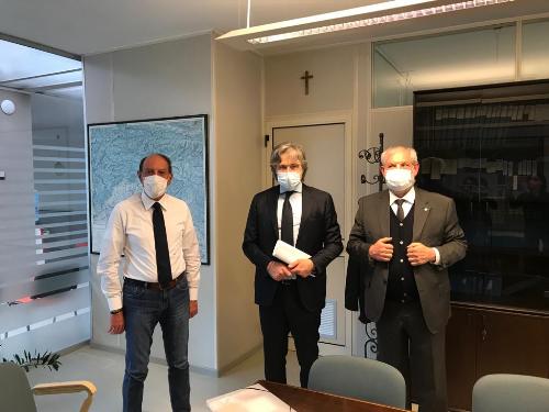 L'assessore regionale Sergio Emidio Bini con il presidente del Consorzio di sviluppo economico locale del Ponte Rosso, Renato Mascherin (a destra) e il direttore Daniele Gerolin (a sinistra).