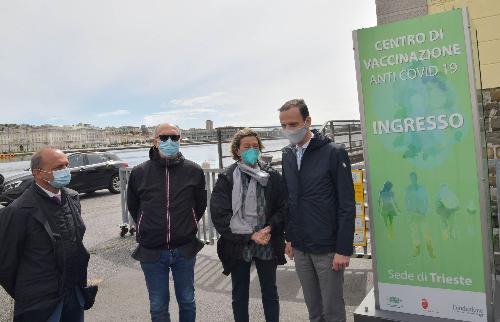Il governatore Massimiliano Fedriga, il vicegovernatore Riccardo Riccardi e il presidente della Fondazione CRTrieste, Tiziana Benussi, al centro vaccinale del Molo IV di Trieste.