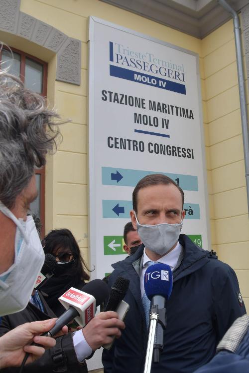 Il governatore Massimiliano Fedriga al centro vaccinale del Molo IV di Trieste.