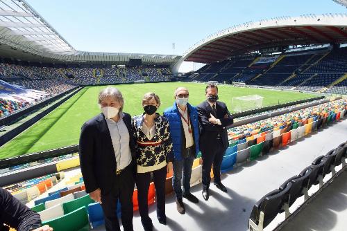 Il vicegovernatore del Friuli Venezia Giulia con delega alla Salute, Riccardo Riccardi, l'assessore regionale alle Attività produttive e turismo, Sergio Emidio Bini, la presidente dei Confindustria Udine, Anna MAreschi Danieli e il direttore generale dell'Udinese Calcio Franco Collavino  all'inaugurazione del nuovo hub vaccinale allestito alla Dacia Arena di Udine.