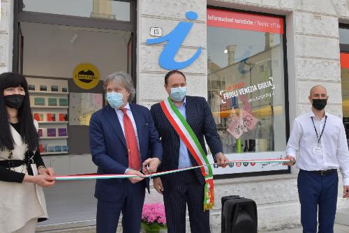 L'assessore regionale al Turismo Sergio Emidio Bini inaugura il nuovo infopoint di Cormons insieme al sindaco Roberto Felcaro