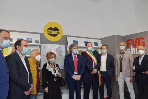 L'assessore regionale al Turismo Sergio Emidio Bini inaugura il nuovo infopoint di Cormons insieme al sindaco Roberto Felcaro e ai primi cittadini del Collio