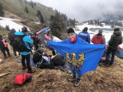 L'assessore Barbara Zilli tra i tifosi del Giro