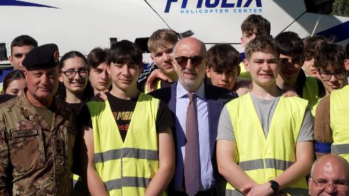 Alcuni partecipanti al campo scuola con l'assessore Riccardi e il tenente colonnello Michele Rinaldi, comandante della Base logistico addestrativa di Muggia. 