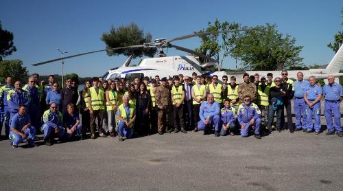 La foto di gruppo prima di proseguire le esercitazioni.