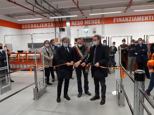 Gli assessori Bini e Pizzimenti all’inaugurazione del nuovo punto vendita Bricoman a Reana del Rojale.