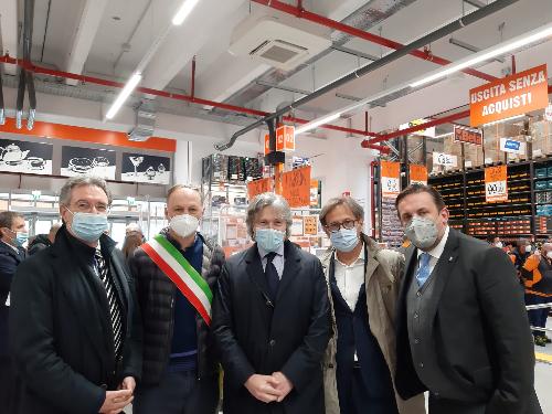 Gli assessori Bini e Pizzimenti insieme alle altre autorità presenti all'evento.