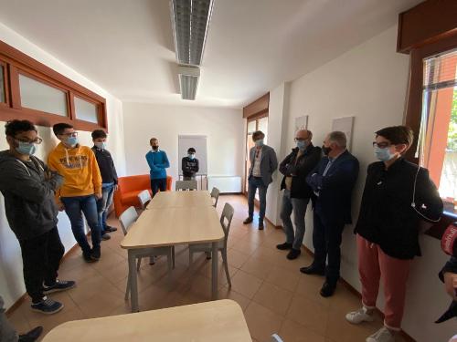 Il vicegovernatore del Friuli Venezia Giulia con delega alla Salute, Riccardo Riccardi, alla presentazione del progetto Stivi, assieme al sindaco di Tavagnacco Moreno Lirutti e agli organizzatori e ai partecipanti all'iniziativa.