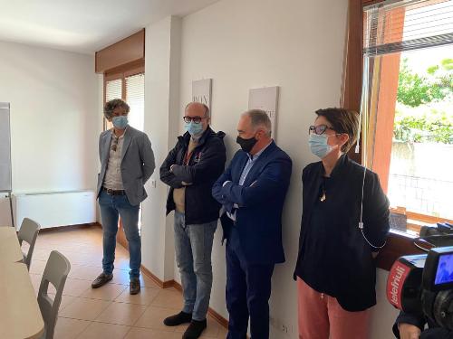 Il vicegovernatore del Friuli Venezia Giulia con delega alla Salute, Riccardo Riccardi, alla presentazione del progetto Stivi, assieme al sindaco di Tavagnacco Moreno Lirutti e agli organizzatori dell'iniziativa.