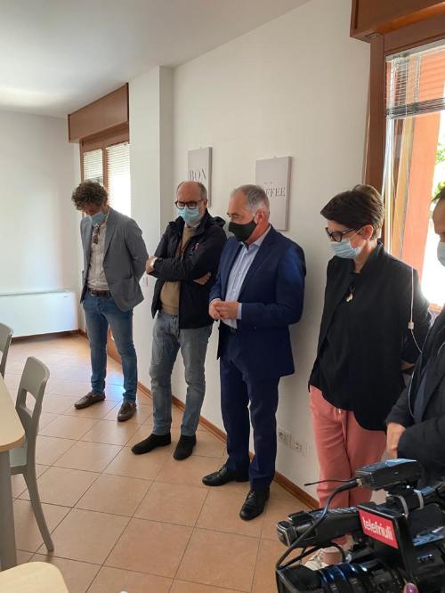 Il vicegovernatore del Friuli Venezia Giulia con delega alla Salute, Riccardo Riccardi, alla presentazione del progetto Stivi, assieme al sindaco di Tavagnacco Moreno Lirutti e agli organizzatori dell'iniziativa.
