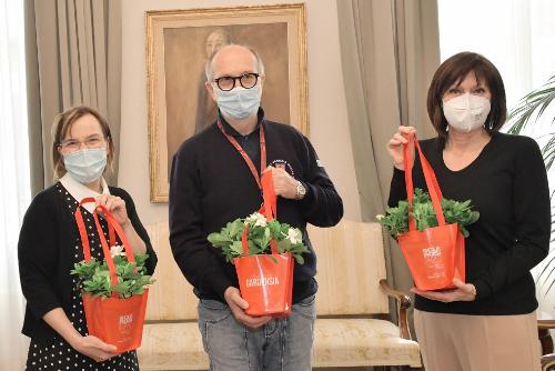 Da sinistra il presidente di Aism Trieste, Paola Gaggi, il vicegovernatore Riccardo Riccardi e l’assessore alla Ricerca, Alessia Rosolen.