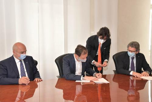 Il governatore del Friuli Venezia Giulia Massimiliano Fedriga firma la costituzione del cda del Consorzio Ursus per il rilancio del Porto Vecchio