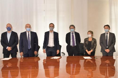 Foto di gruppo dopo la firma per costituzione del del cda di Ursus. Da sinistra a destra: Giulio Bernetti (presidente Consorzio Ursus), Roberto Dipiazza (sindaco di Trieste), il governatore Massimiliano Fedriga, Zeno D'Agostino (presidente dell'Autorità di sistema portuale del mare Adriatico orientale), Sandra Primiceri (componente cda  per l'Autorità portuale) e Luciano Zanelli (componente cda per la Regione)