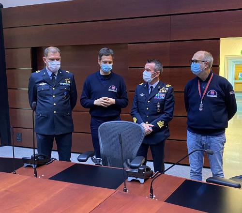 Il vicegovernatore del Friuli Venezia Giulia, Riccardo Riccardi, e il comandante del 2° Stormo dell'Aeronautica Militare, colonnello Marco Bertoli, durante la visita di quest'ultimo alla sede della Protezione civile Fvg di Palmanova.