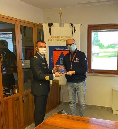 Il vicegovernatore del Friuli Venezia Giulia, Riccardo Riccardi, e il comandante del 2° Stormo dell'Aeronautica Militare, colonnello Marco Bertoli, durante la visita di quest'ultimo alla sede della Protezione civile Fvg di Palmanova.