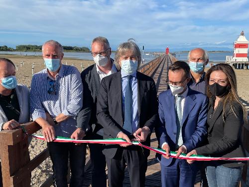 L'assessore regionale alle Attività produttive, Sergio Emidio Bini, alla cerimonia inaugurale dei lavori di rifacimento del pontile del faro rosso di Lignano Sabbiadoro