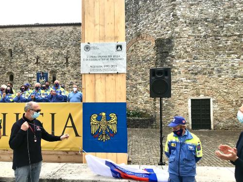 Il vicegovernatore con delega alla Protezione Civile del Fvg, Riccardo Riccardi, scopre una targa commemorativa in onore di tutti i volontari che hanno prestato il proprio servizio per la Protezione civile cittadina.