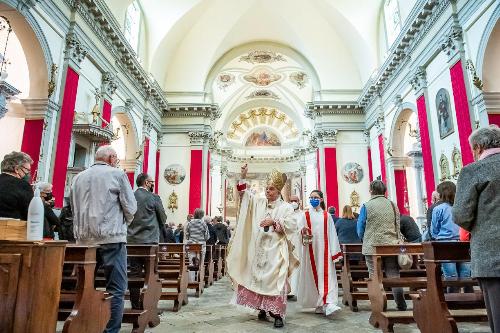 L'arcivescovo di Udine mons. Andrea Bruno Mazzocato nella pieve di Artegna