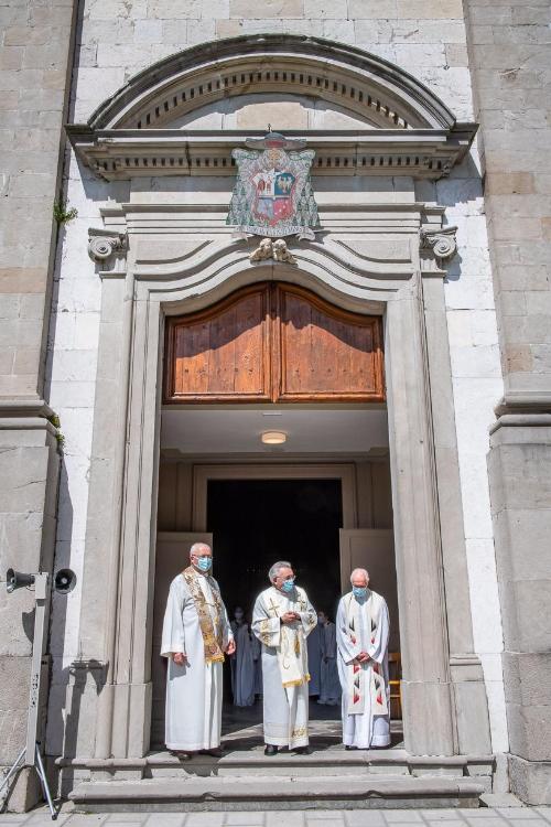 Il parroco di Artegna don Ivo Belfio e l'arciprete di Gemona mons. Valentino Costante 