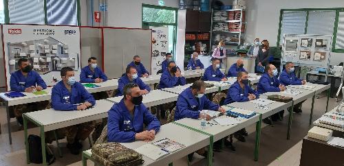 La classe di militari dell'Esercito all'avvio del modulo pratico del corso in Tecniche di impiantistica elettrica che si svolge nella sede dell'Enaip a Pasian di Prato grazie ad un protocollo con la Regione Fvg.