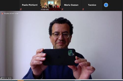 Il premio Pulitzer Hisham Matar, videocollegato, scatta una foto ai premiati e gli organizzatori di 'Dedica 2020' all'ex convento di San Francesco di Pordenone