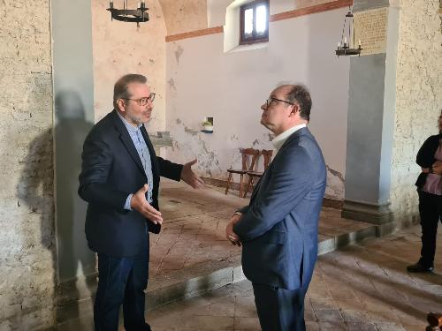 Il vicegovernatore Anzil in visita nella chiesetta di San Donato in Valle a Moimacco