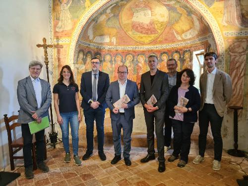 Un momento della visita nella chiesetta di San Giovanni in Malina