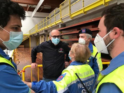 Il vicegovernatore del Friuli Venezia Giulia con delega alla Salute, Riccardo Riccardi, durante il sopralluogo al centro vaccinale di Manzano 