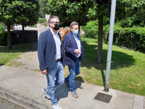 L'assessore regionale alle Autonomie locali Pierpaolo Roberti con il sindaco Livio Vecchiet in visita a Ronchi 