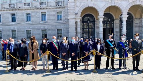 L’alzabandiera solenne in piazza dell’Unità d’Italia a Trieste, con la Regione rappresentata dall’assessore Alessia Rosolen.