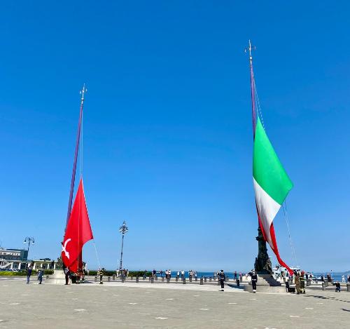 L’alzabandiera solenne in piazza dell’Unità d’Italia a Trieste.