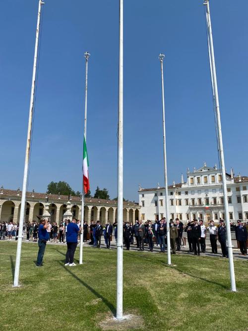 La cerimonia dell'alzabandiera a Villa Manin alla quale hanno partecipato il vicegovernatore Riccardi e il presidente del Consiglio Regionale Zanin. 