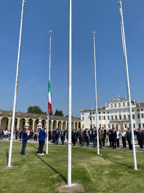 La cerimonia dell'alzabandiera a Villa Manin alla quale hanno partecipato il vicegovernatore Riccardi e il presidente del Consiglio Regionale Zanin. 