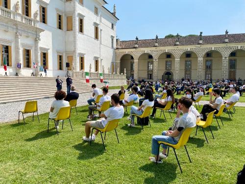 Il vicegovernatore del Friuli Venezia Giulia delegato a Salute e Protezione civile, Riccardo Riccardi, parla ai diciottenni delle Scuole superiori di Codroipo, ai quali, nella cornice di Villa Manin di Passariano, è stata consegnata una copia della Costituzione durante la cerimonia organizzata dal Comune assieme alle associazioni combattentistiche per celebrare la Festa della Repubblica.
