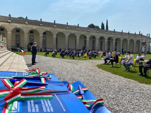 Il vicegovernatore del Friuli Venezia Giulia delegato a Salute e Protezione civile, Riccardo Riccardi, parla ai diciottenni delle Scuole superiori di Codroipo, ai quali, nella cornice di Villa Manin di Passariano, è stata consegnata una copia della Costituzione durante la cerimonia organizzata dal Comune assieme alle associazioni combattentistiche per celebrare la Festa della Repubblica.
