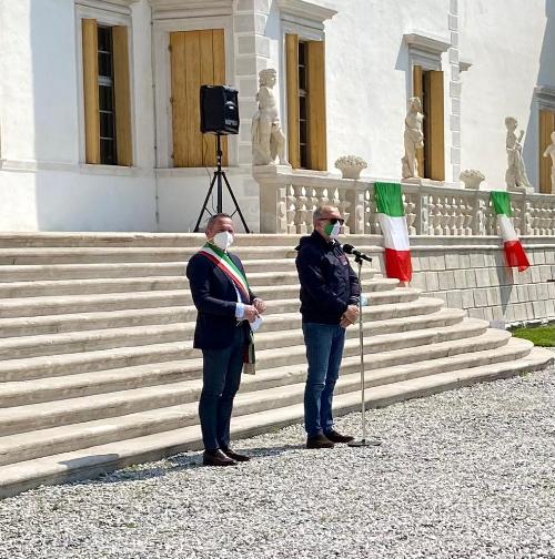 Il vicegovernatore del Friuli Venezia Giulia delegato a Salute e Protezione civile, Riccardo Riccardi, parla ai diciottenni delle Scuole superiori di Codroipo, ai quali, nella cornice di Villa Manin di Passariano, è stata consegnata una copia della Costituzione durante la cerimonia organizzata dal Comune assieme alle associazioni combattentistiche per celebrare la Festa della Repubblica.
