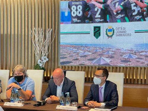 L'assessore regionale alle Attività Produttive e al Turismo, Sergio Emidio Bini, alla sigla dell'accordo tra il Comune di Lignano e il Pordenone Calcio per la stagione 2021-2022