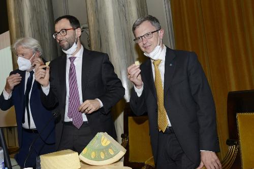 L’assessore alle Risorse agroalimentari Stefano Zannier con il ministro Patuanelli e il presidente Paoletti.