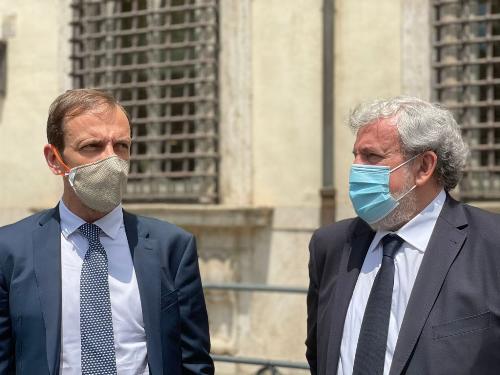 Il Presidente della Conferenza delle Regioni e delle Province autonome Massimiliano Fedriga con il vicepresidente Michele Emiliano all'ingresso di Palazzo Chigi