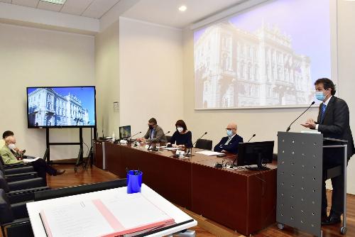 Un momento della presentazione del Protocolo. Da sinistra gli assessori Pierpaolo Roberti, Alessia Rosolen e Sebastiano Callari e il presidente di Anci Fvg Dorino Favot